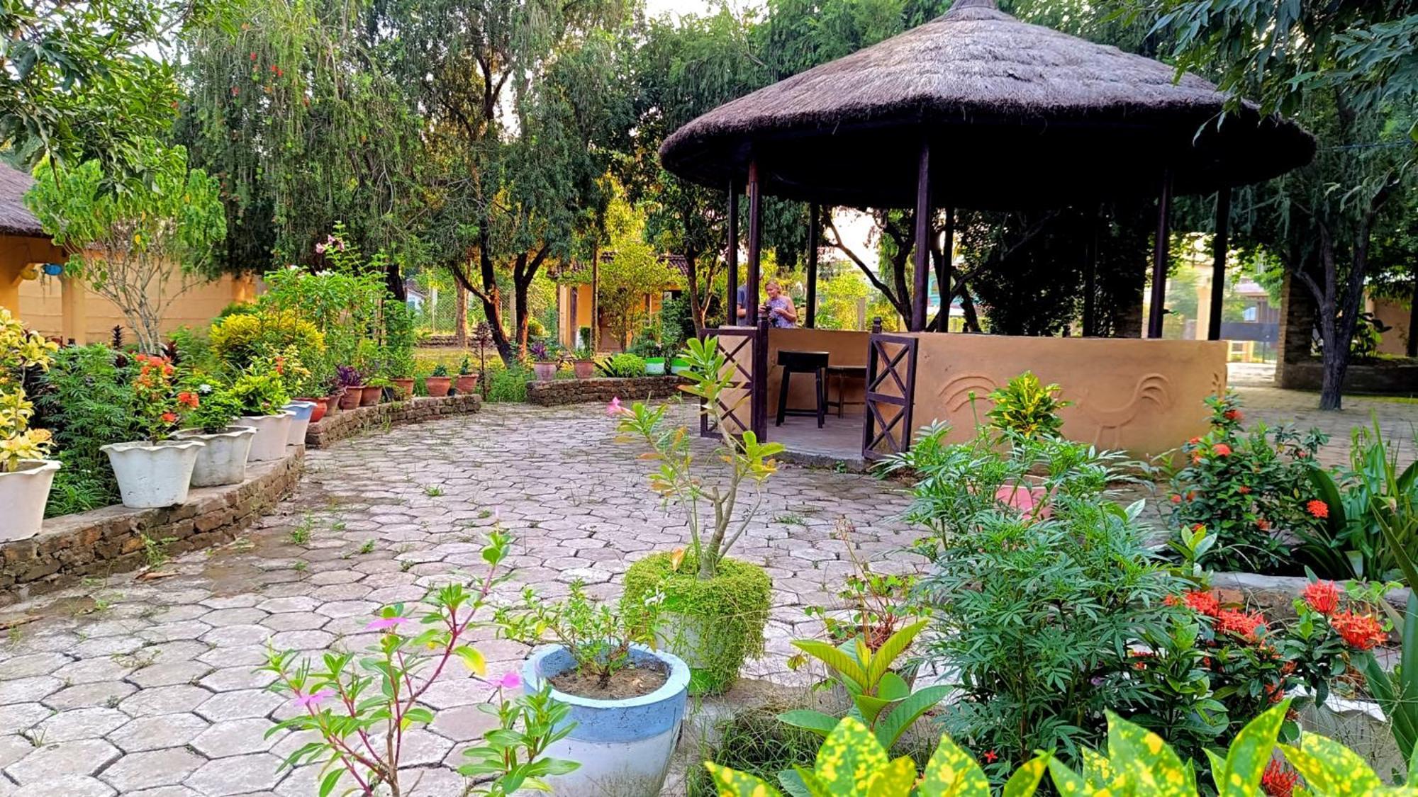 Mr. B'S Place Bardiya Buitenkant foto