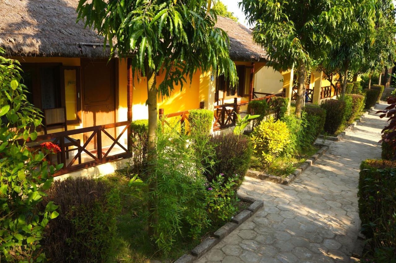 Mr. B'S Place Bardiya Buitenkant foto